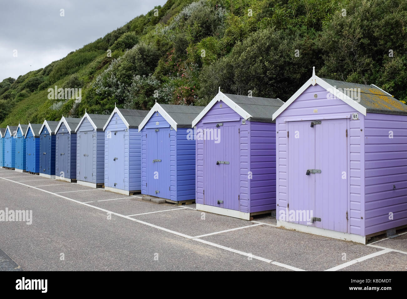 Cabines de plage entre Bournemouth et Boscombe dans le Dorset, en Angleterre. Banque D'Images
