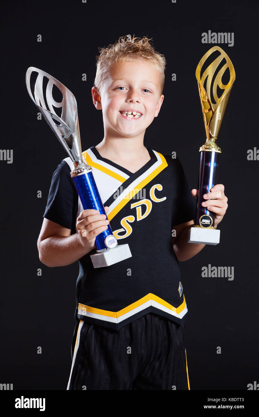 Portrait studio photo d'un enfant de 7 ans jeune danseur blanc portant des vêtements de danse Banque D'Images