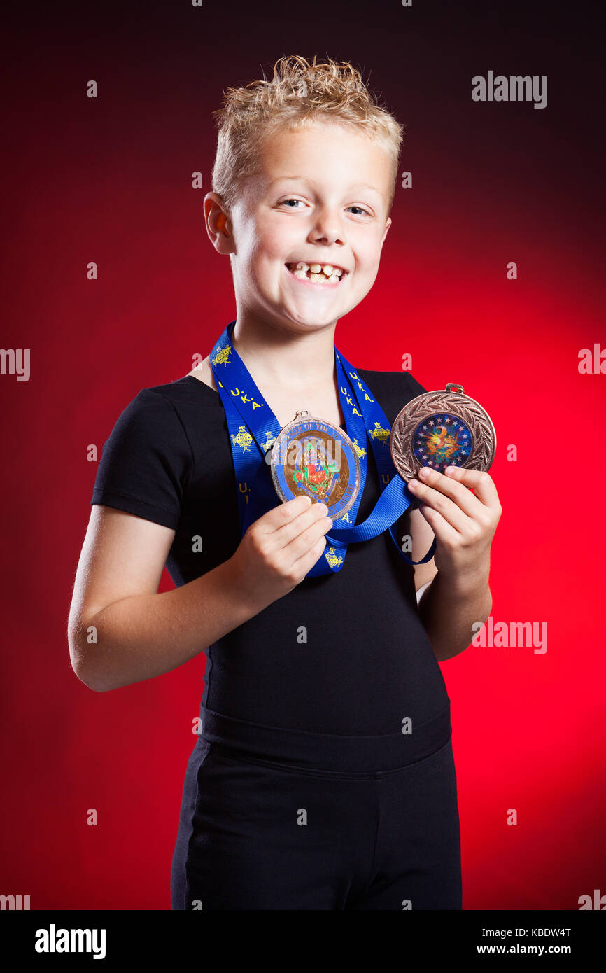 Portrait studio photo d'un enfant de 7 ans jeune danseur blanc portant des vêtements de danse Banque D'Images