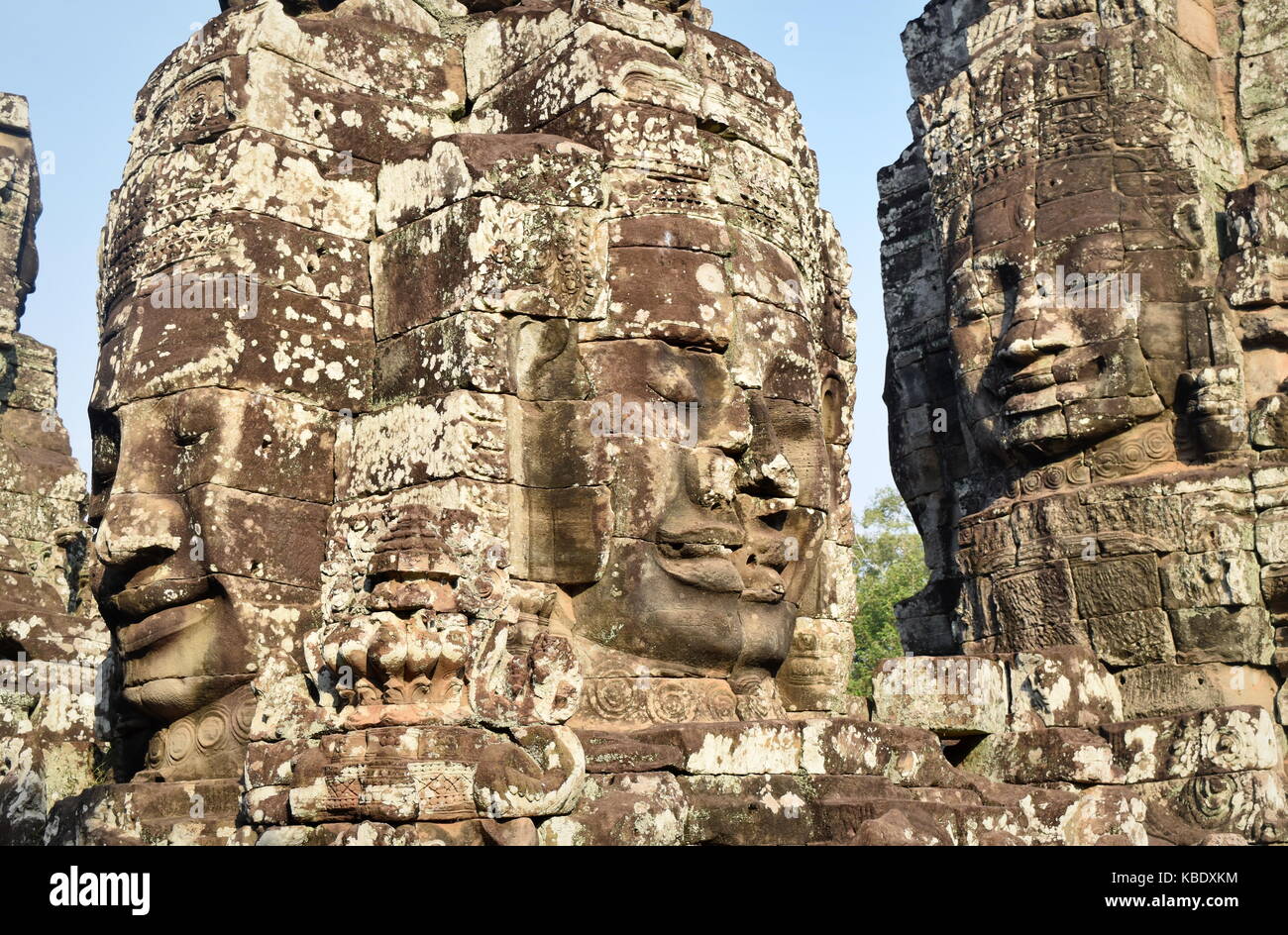 Smiling faces en pierre de temple hindou bouddhiste Bayon d'Angkor Thom, au Cambodge Banque D'Images