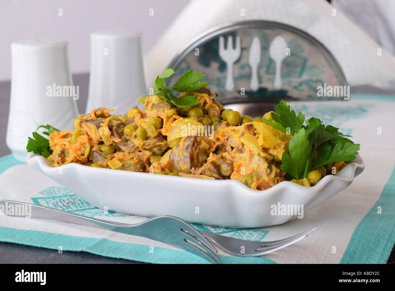 Avec salade de foie de poulet, les carottes, les pois et les oignons dans un bol blanc concept de saine alimentation. Banque D'Images