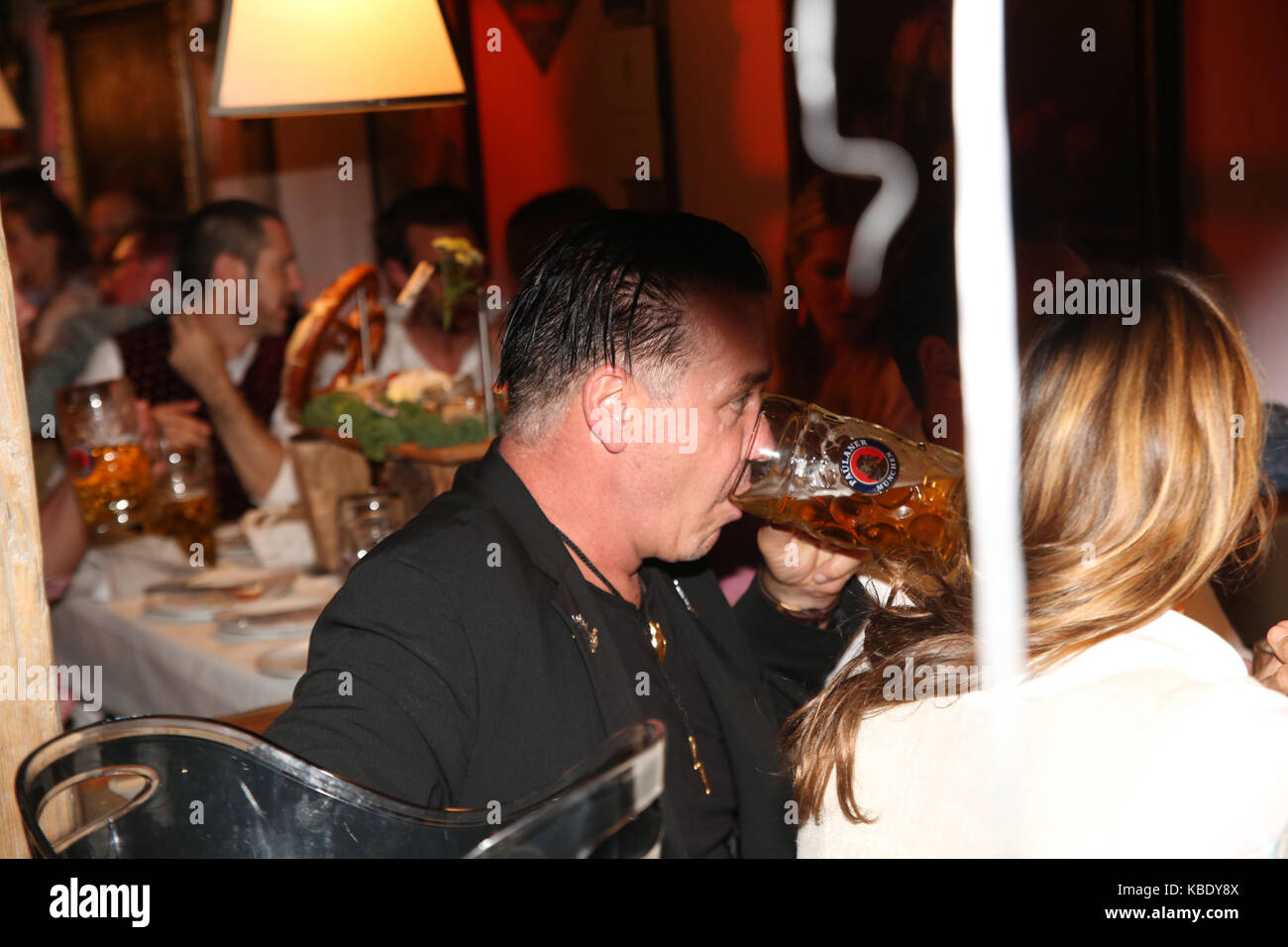Munich, Allemagne. Sep 28, 2017 till lindemann chanteur de rammstein. assis à la table. quelques célébrités sont venus à l'kaeferzelt à la fête lors de la 13e journée des célébrations. crédit : Alexander pohl/pacific press/Alamy live news Banque D'Images