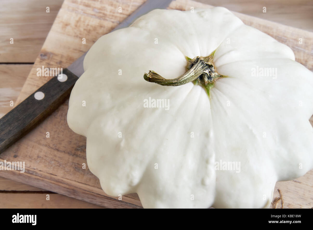 Pattypan blanc squash (patty pan) sur une planche à découper Banque D'Images