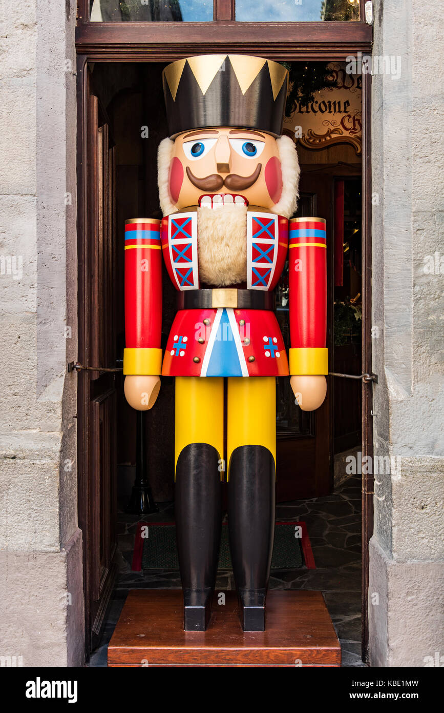 Casse-noisette toy soldier en dehors de Kathe Wohlfahrt, magasin de Noël Rothenburg ob der Tauber, Bavière, Allemagne Banque D'Images