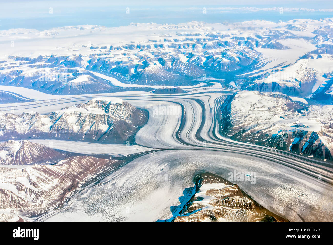 Vue aérienne de glaciers et de montagnes en été, dans la partie orientale du Groenland Banque D'Images
