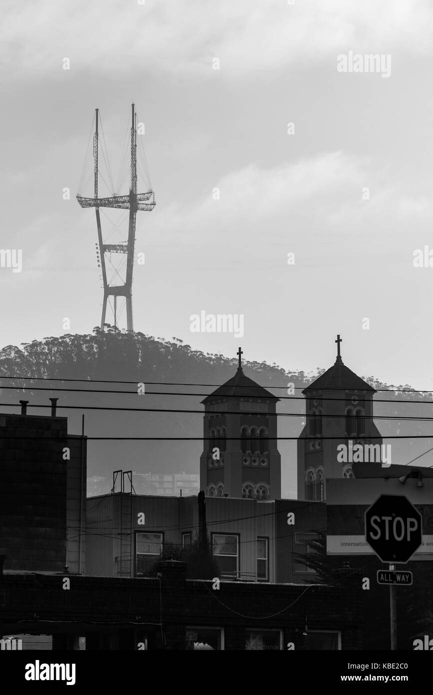 La Sutro Tower se trouve au-dessus et veille sur San Francisco et transmet les transmissions de radio et de télévision Banque D'Images
