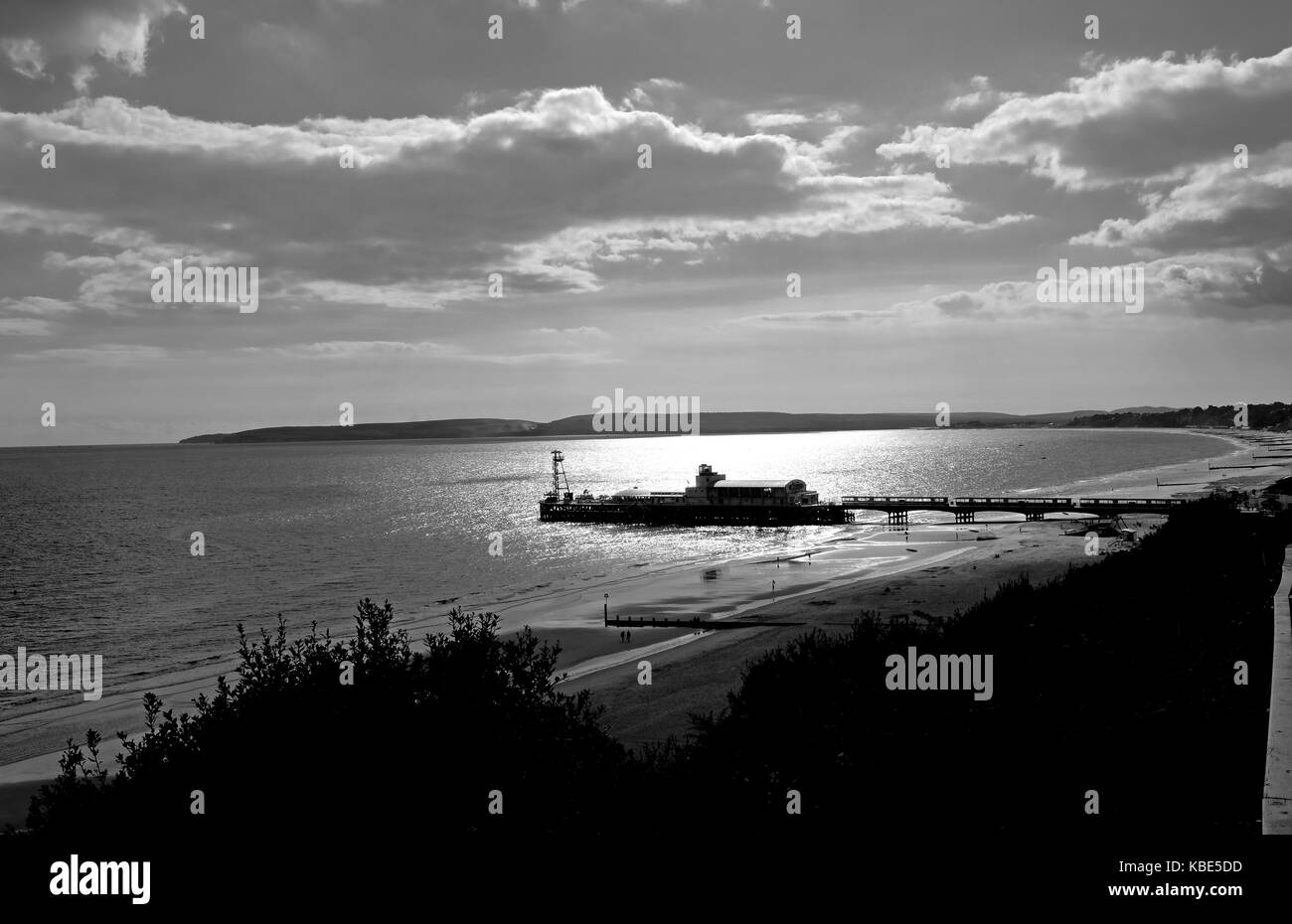 Bournemouth septembre 2017 - nuages sombres sur la plage de Bournemouth et jetée Banque D'Images