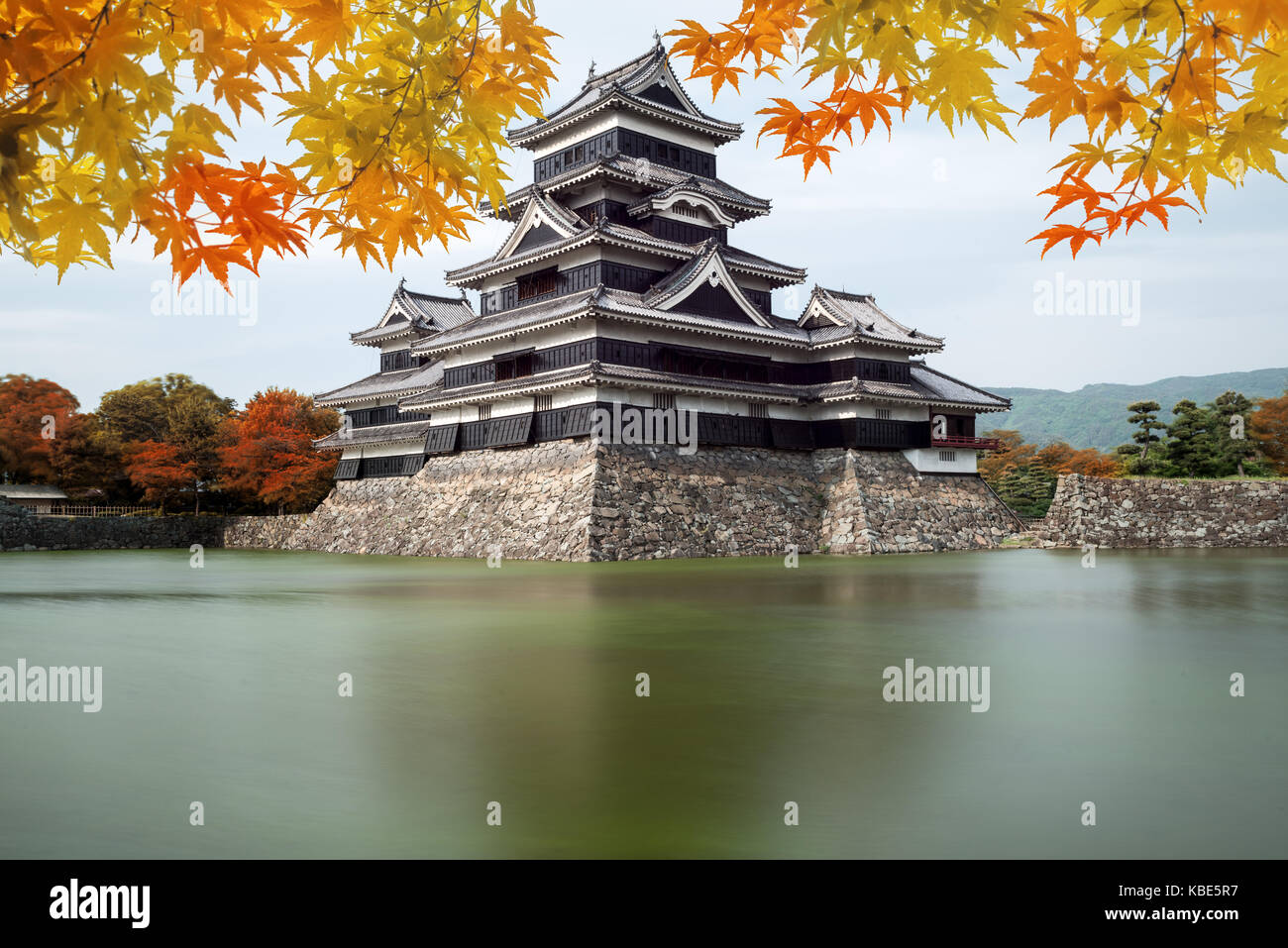 Château de Matsumoto en automne à la ville de Matsumoto, dans la préfecture de Nagano, au Japon. Belle automne au Japon. Banque D'Images