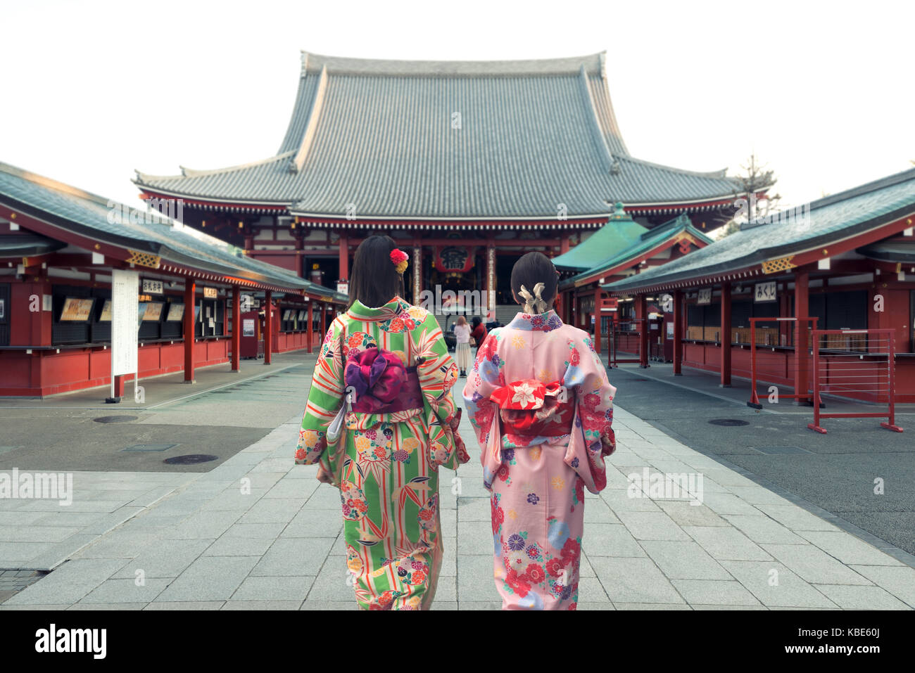 Deux femmes asiatiques portant des kimono traditionnel japonais dans la région de temple Sensoji à Tokyo, Japon. Banque D'Images