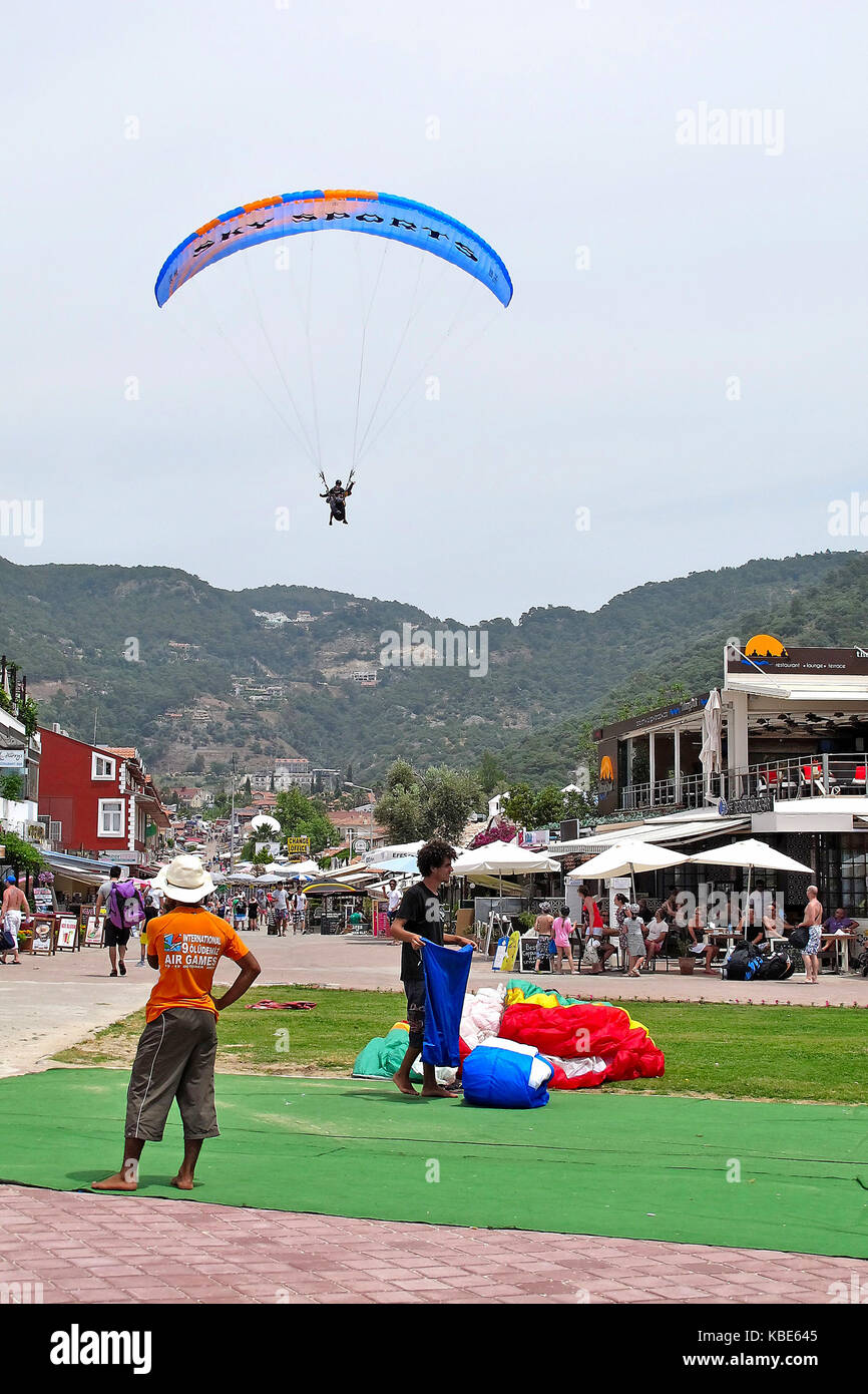 Para-planeur landing à Olu Deniz, Turquie Banque D'Images