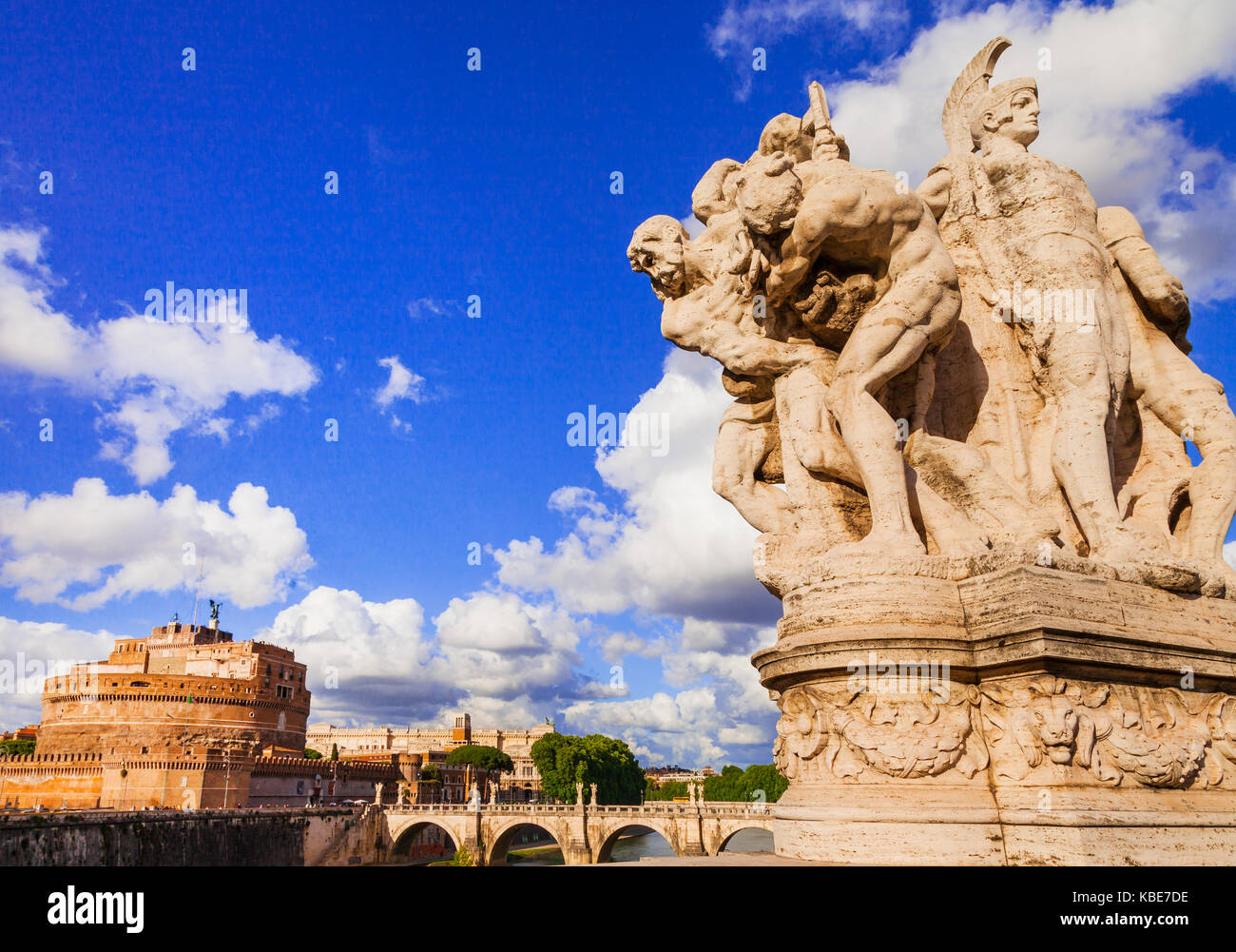 Impressionnant château Sant'angelo,voir avec staue et vieux château,Rome,Italie. Banque D'Images