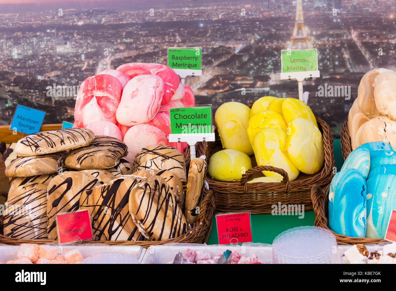 Meringues géantes en vente sur un stand de confiserie à la Bolton Nourriture et boissons 2016 Festival. Banque D'Images