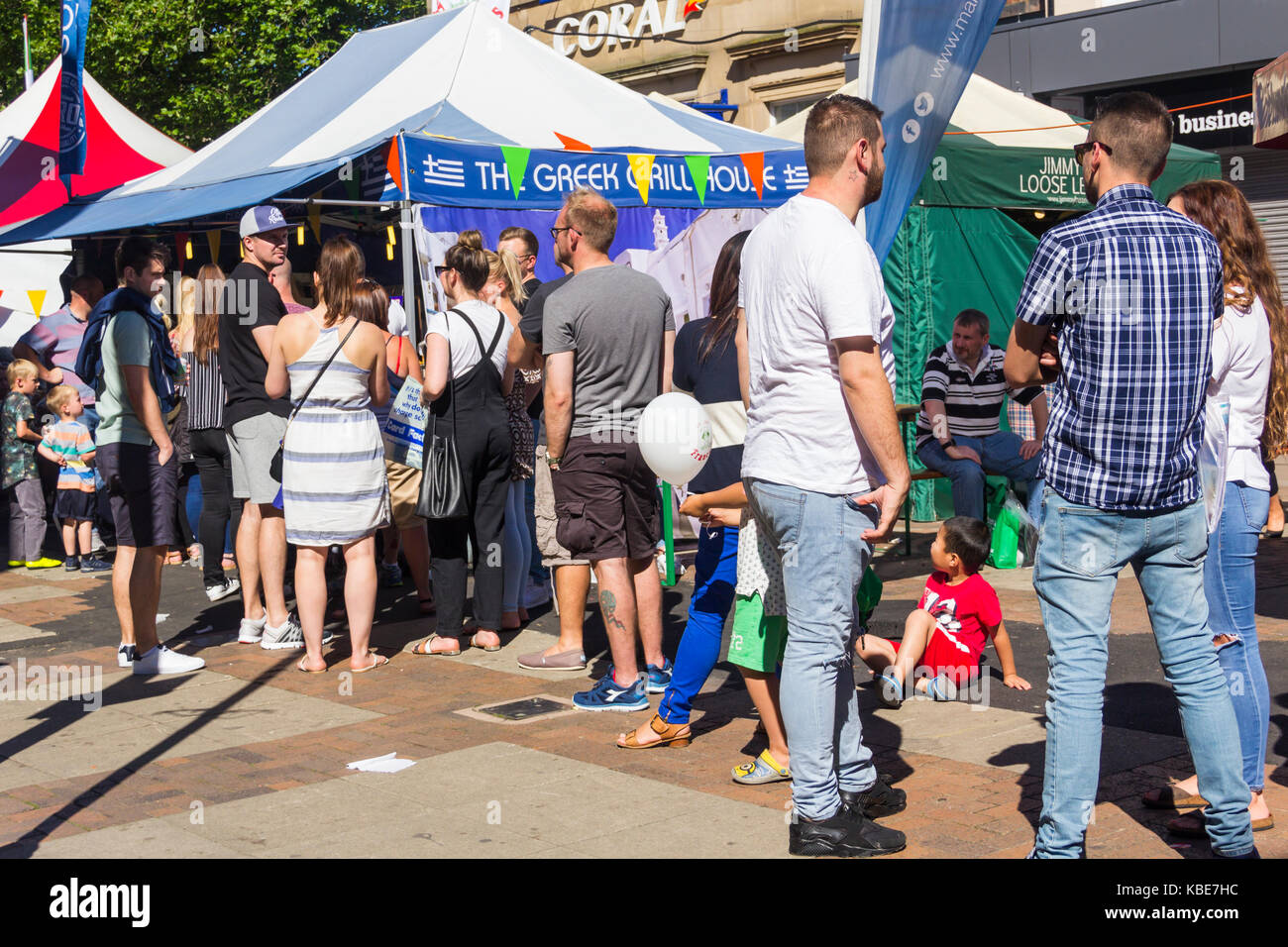 Les clients de la file d'attente à la partie grill house décroche à Bolton Festival 2016 Aliments et boissons Banque D'Images