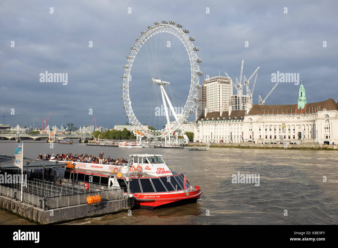 Un City Cruises boat service sur la Tamise près du London Eye et du County Hall à Londres, en Angleterre. Banque D'Images