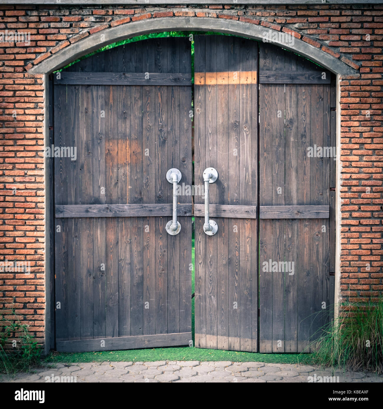 Vieux et mystérieux portes sont faits de bois, la poignée de porte est une  tige en acier pour tirer et pousser Photo Stock - Alamy