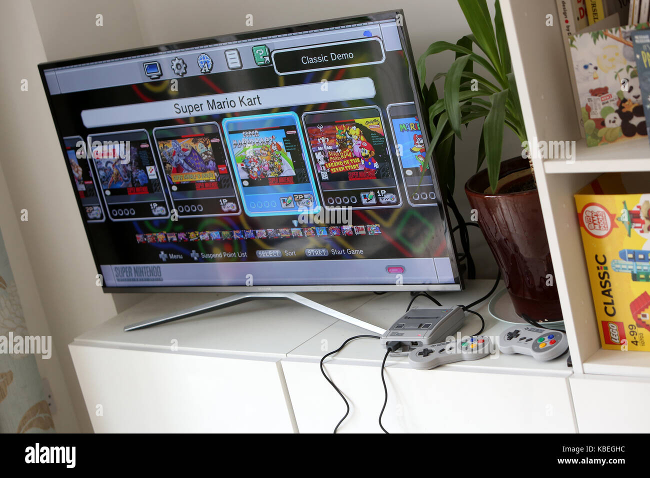Le nouveau nintendo snes mini, (Super Nintendo Entertainment System) photographié à une maison à Chichester, West Sussex, UK. Banque D'Images