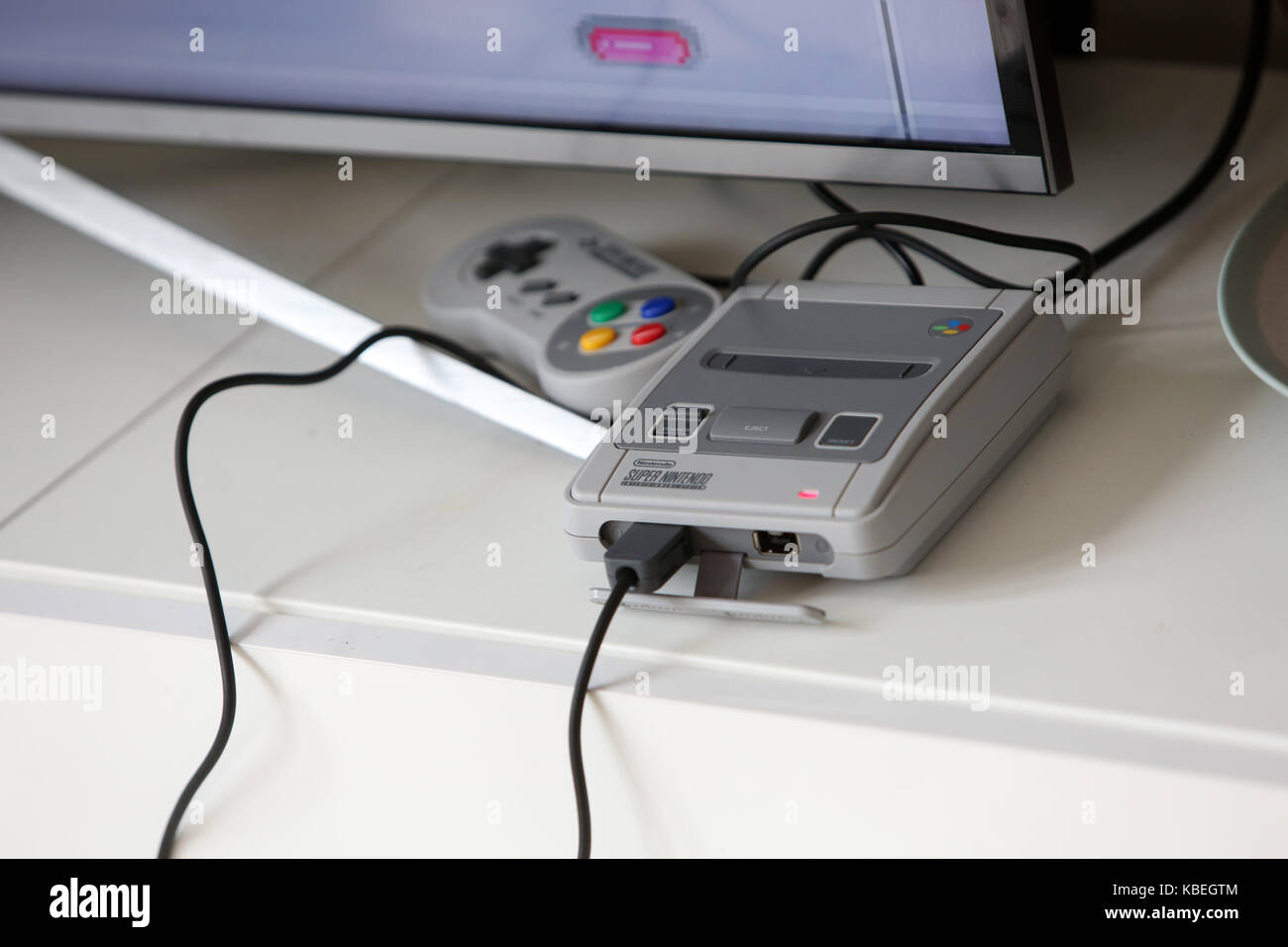 Le nouveau nintendo snes mini, (Super Nintendo Entertainment System) photographié à une maison à Chichester, West Sussex, UK. Banque D'Images