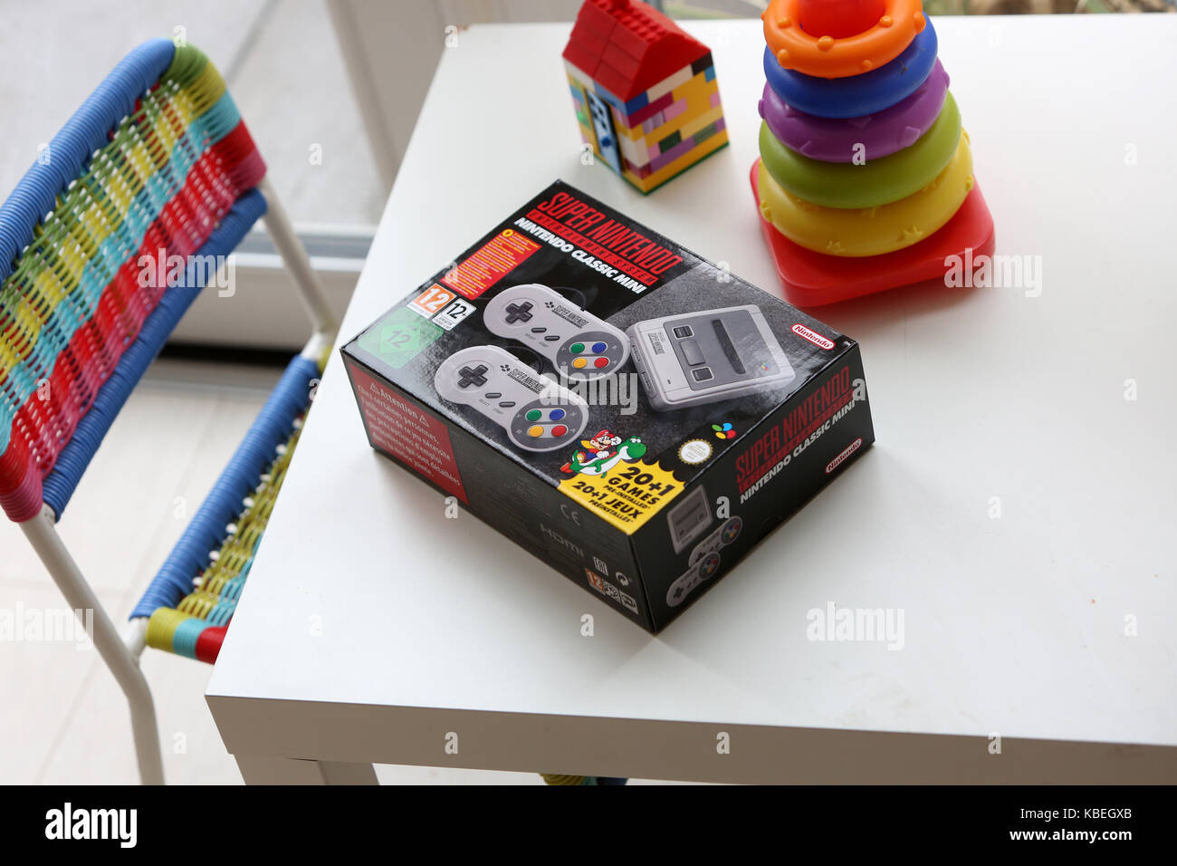 Le nouveau nintendo snes mini, (Super Nintendo Entertainment System) photographié à une maison à Chichester, West Sussex, UK. Banque D'Images
