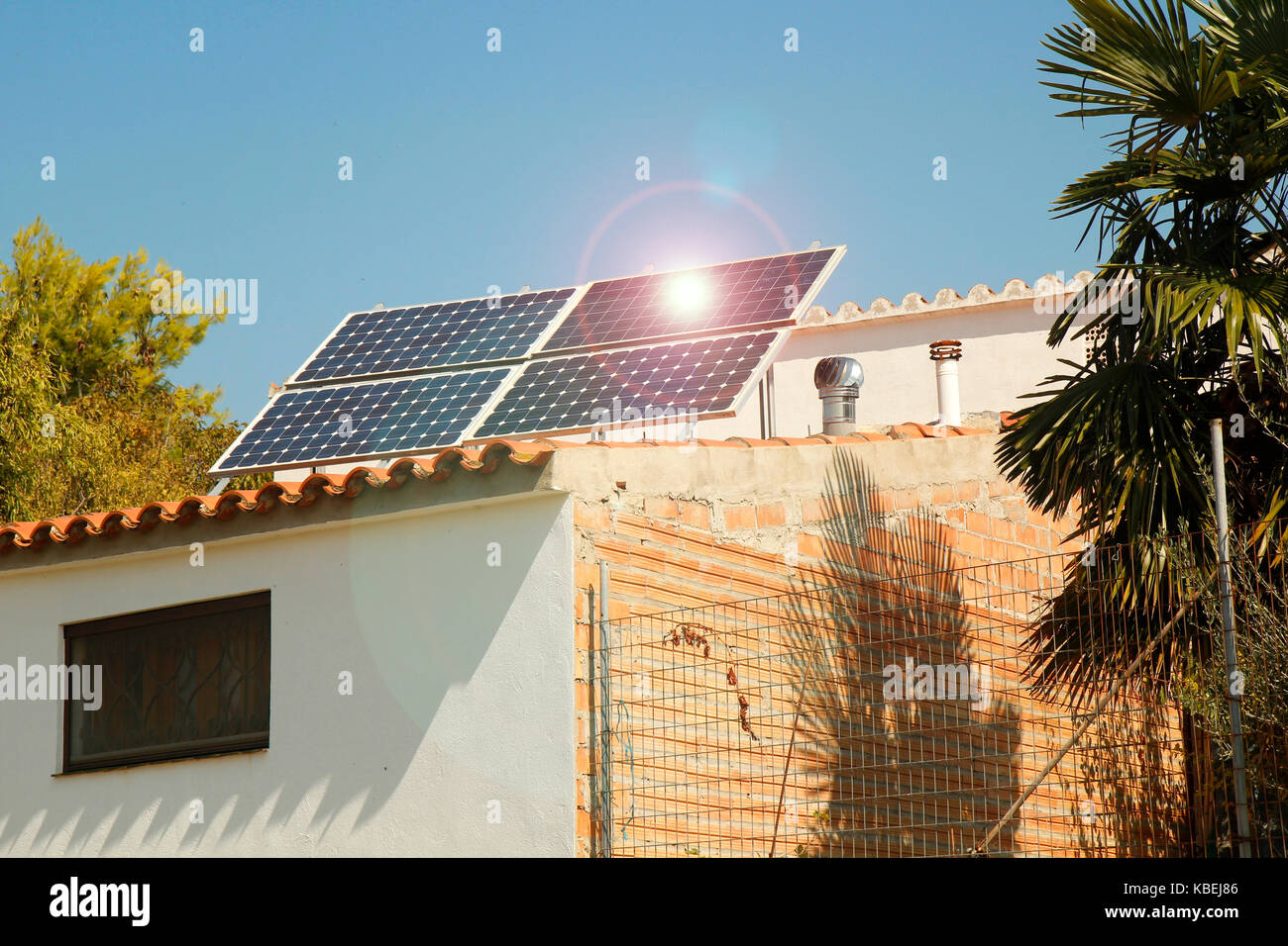 Panneaux solaires sur le toit. Maison rurale à Penelles, Lleida, Catalogne, Espagne. Banque D'Images