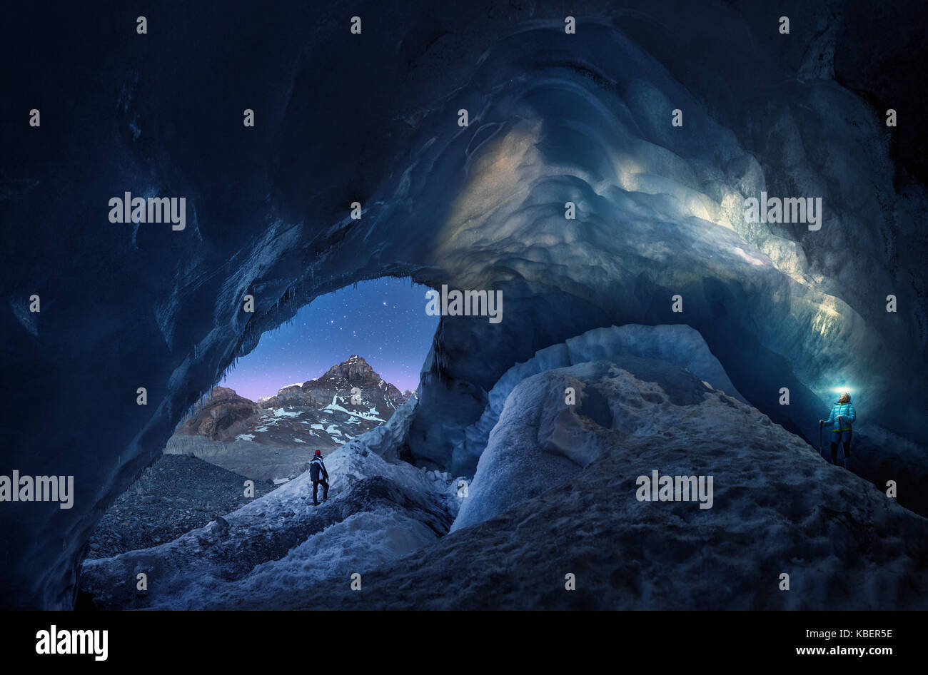 Les explorateurs dans athacasca grotte grotte de glace du glacier au Canada. Banque D'Images