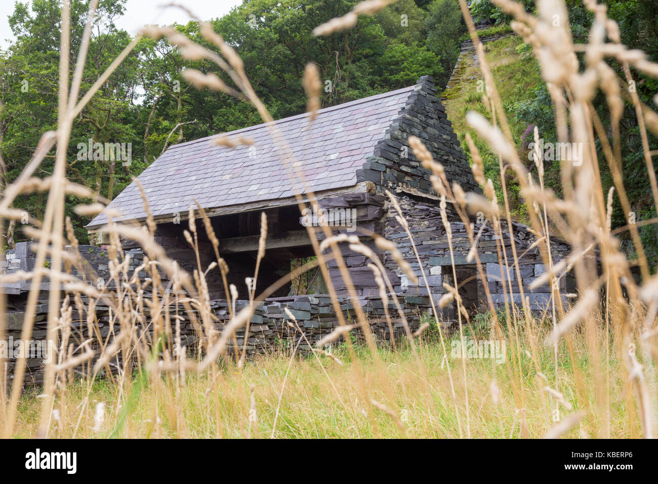 Vieille cabane industriel ruiné dans une carrière d'ardoise, Dinorwic, au nord du Pays de Galles UK Banque D'Images