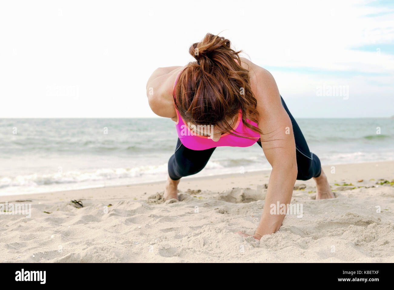 Girl doing fitness workout et exercice physique sur la plage Banque D'Images