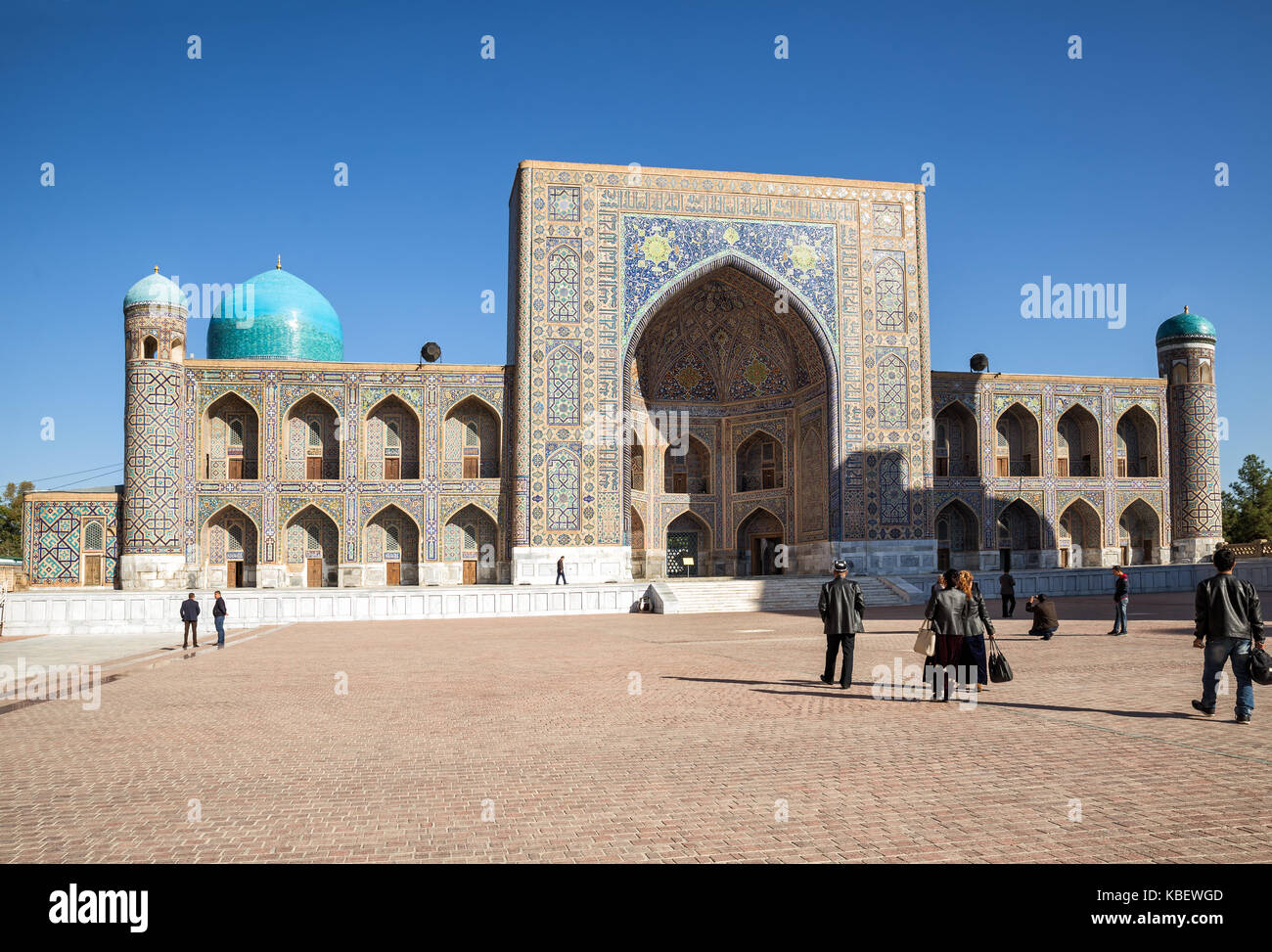 Samarkand, Ouzbékistan - 15 octobre 2016 : les gens sur la place du Registan, près de tilya kori madrasah Banque D'Images