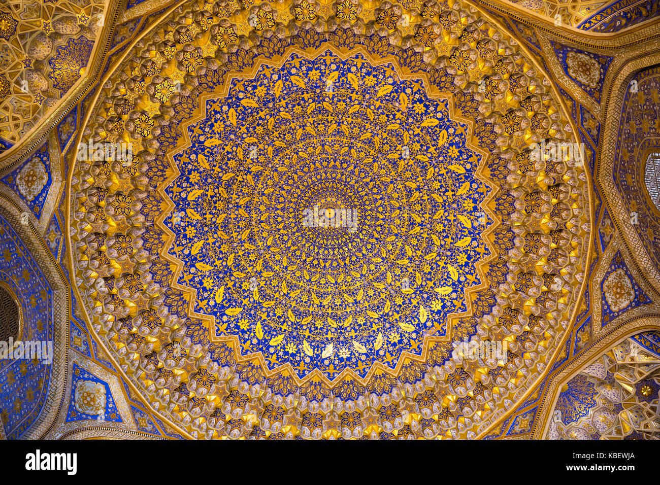 Samarkand, Ouzbékistan - 15 octobre 2016 : intérieur de la mosquée tilya kari madrasah sur la place du Registan Banque D'Images