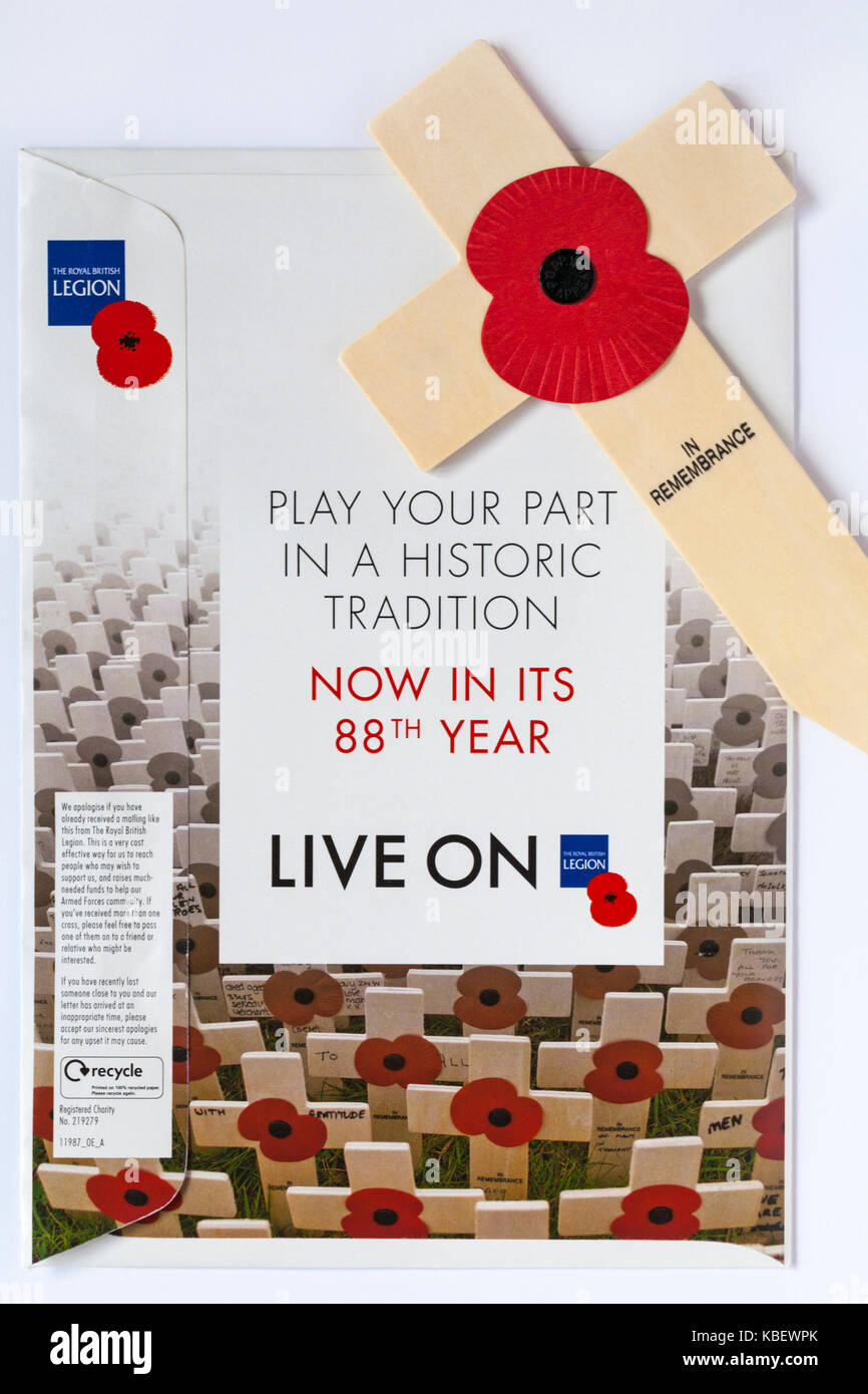 Pavot Rouge sur croix en bois en souvenir de la correspondance enveloppe de la Royal British Legion - jouez votre rôle dans une tradition historique Banque D'Images