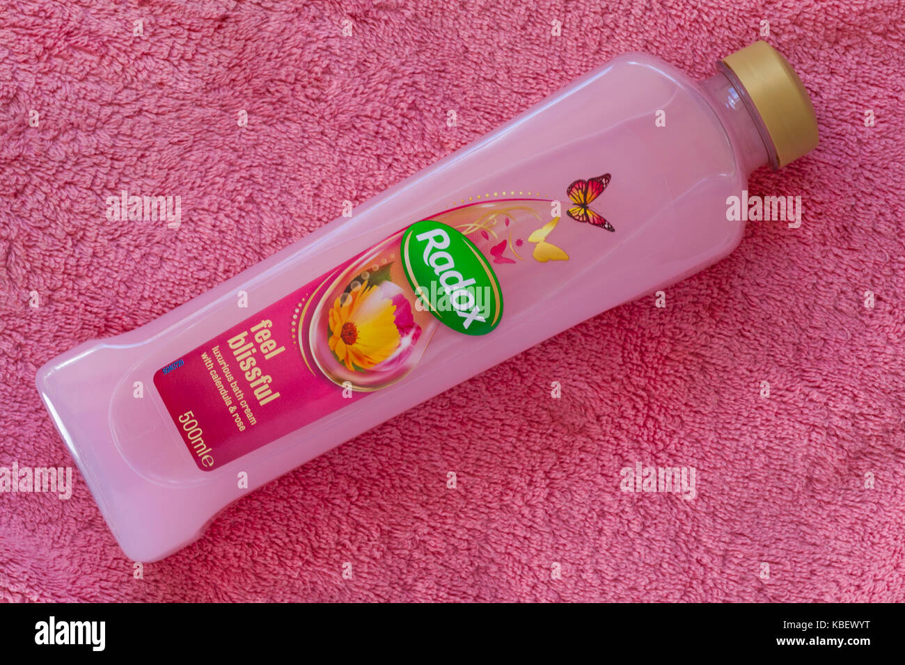 Bouteille de Radox sentir extatique avec calendula crème de bain de luxe & rose sur serviette rose Banque D'Images