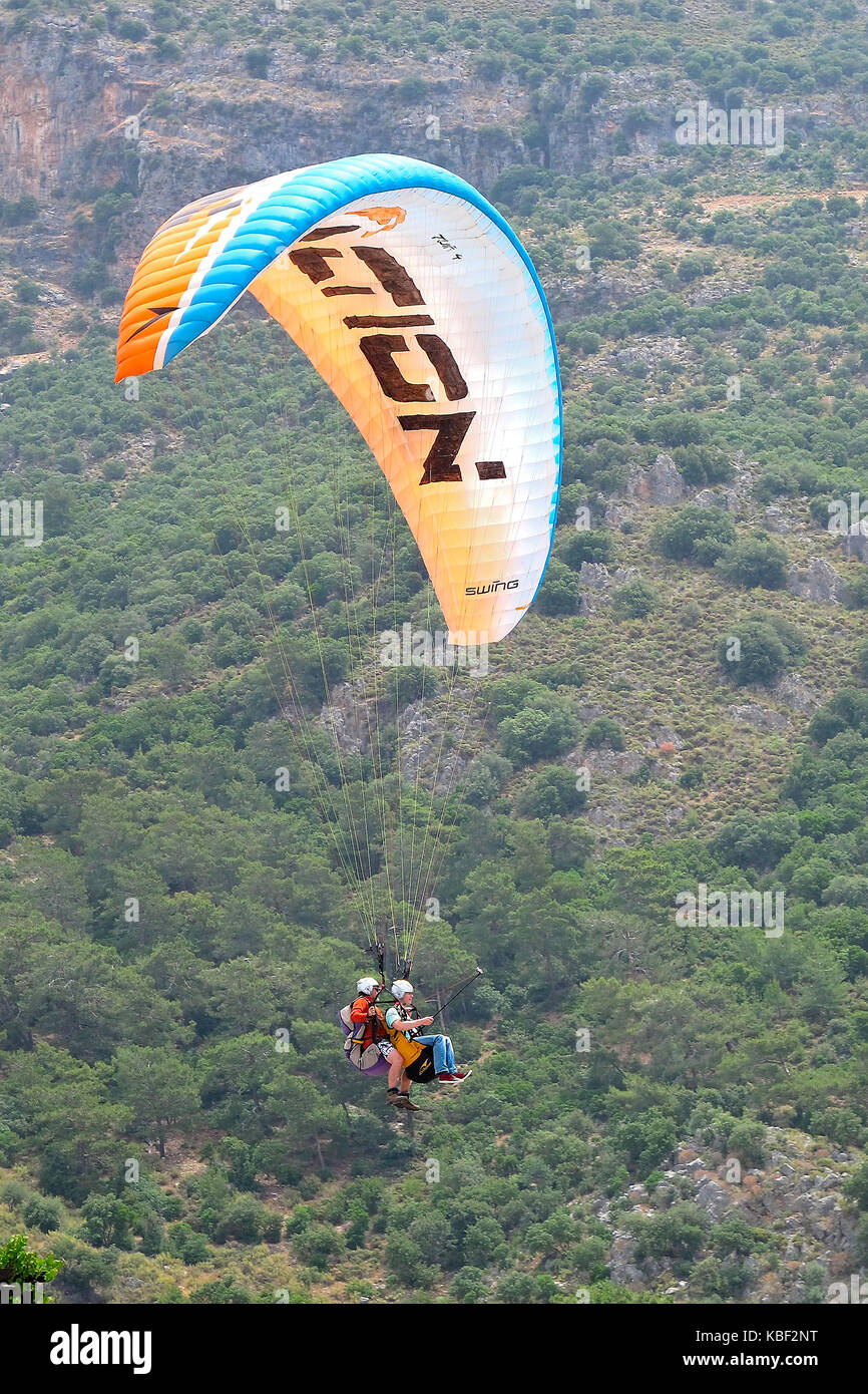 Para-planeur avec atterrissage touristiques à Olu Deniz, Turquie Banque D'Images