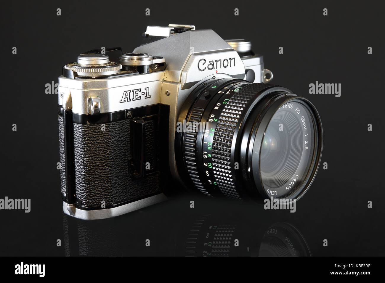 Appareil photo Canon AE-1 sur fond noir Banque D'Images
