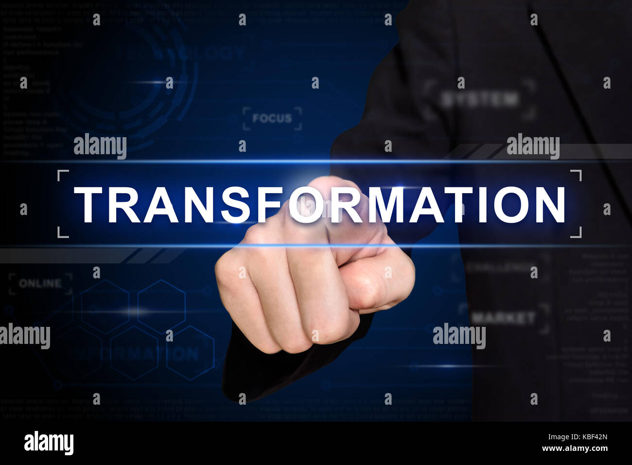 La main d'affaires en cliquant sur le bouton de transformation sur un écran virtuel Banque D'Images
