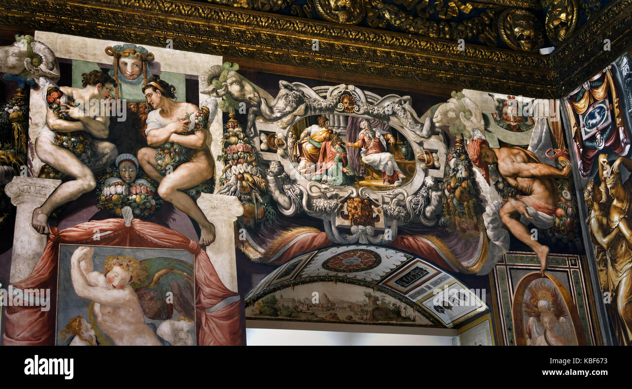 La salle d'audience ou de la salle de Justice (Sala dell'Udienz ) utilisé pour loger les réunions de la guilde (a priori six maîtres des arts). Il contient la plus ancienne décorations dans la palais.( Les grandes fresques sur les murs, d'une valeur décorative représentant des Histoires de Furius Camillus, par Francesco Salviati, ont été faites au milieu du 16ème siècle. ) Le Palazzo Vecchio Florence Italie Banque D'Images