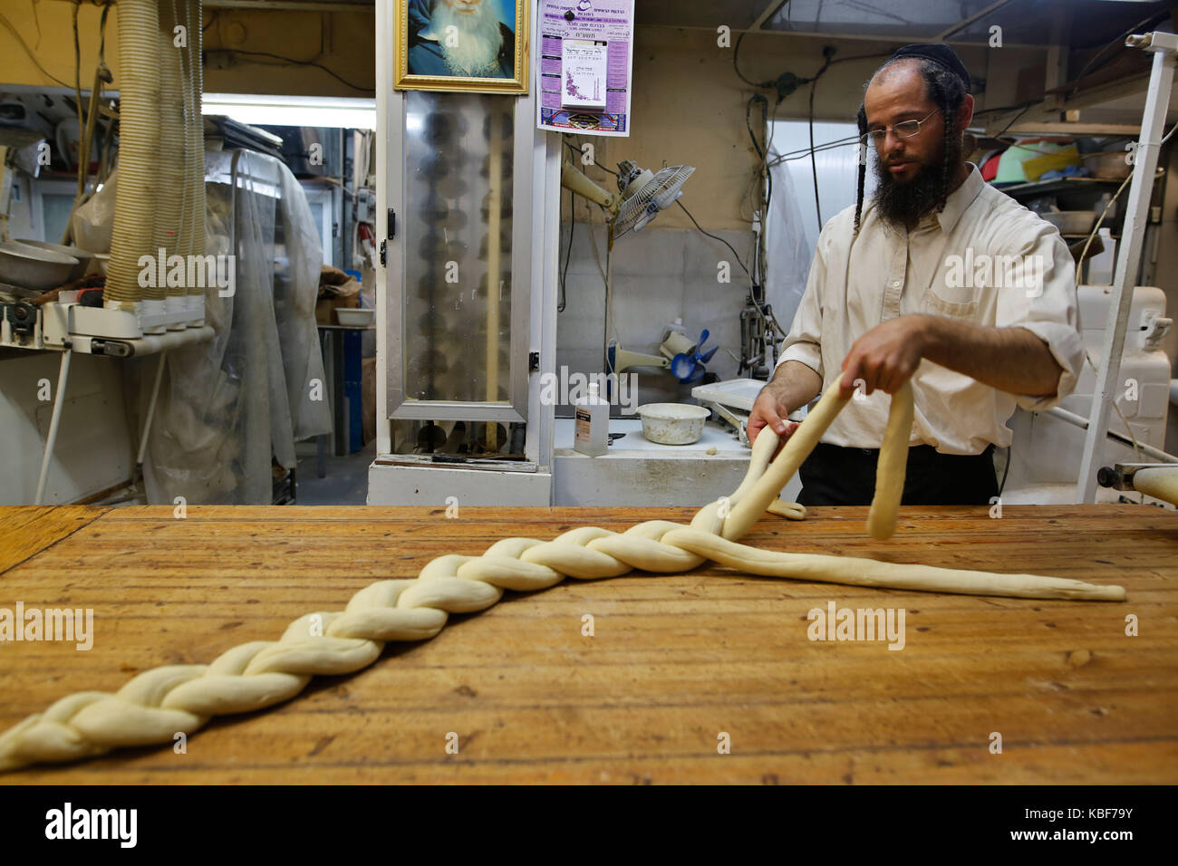 (170929) -- rechovot, sept. 29, 2017 (Xinhua) -- un homme juif ultra-orthodoxe fait cuire une hallah (pain juif) en préparation pour Yom Kippour, le jour du grand pardon juif et le jour le plus saint du calendrier juif à rechovot, Israël, sur sept. 28, 2017. (Xinhua / gil cohen magen) (ZW) Banque D'Images
