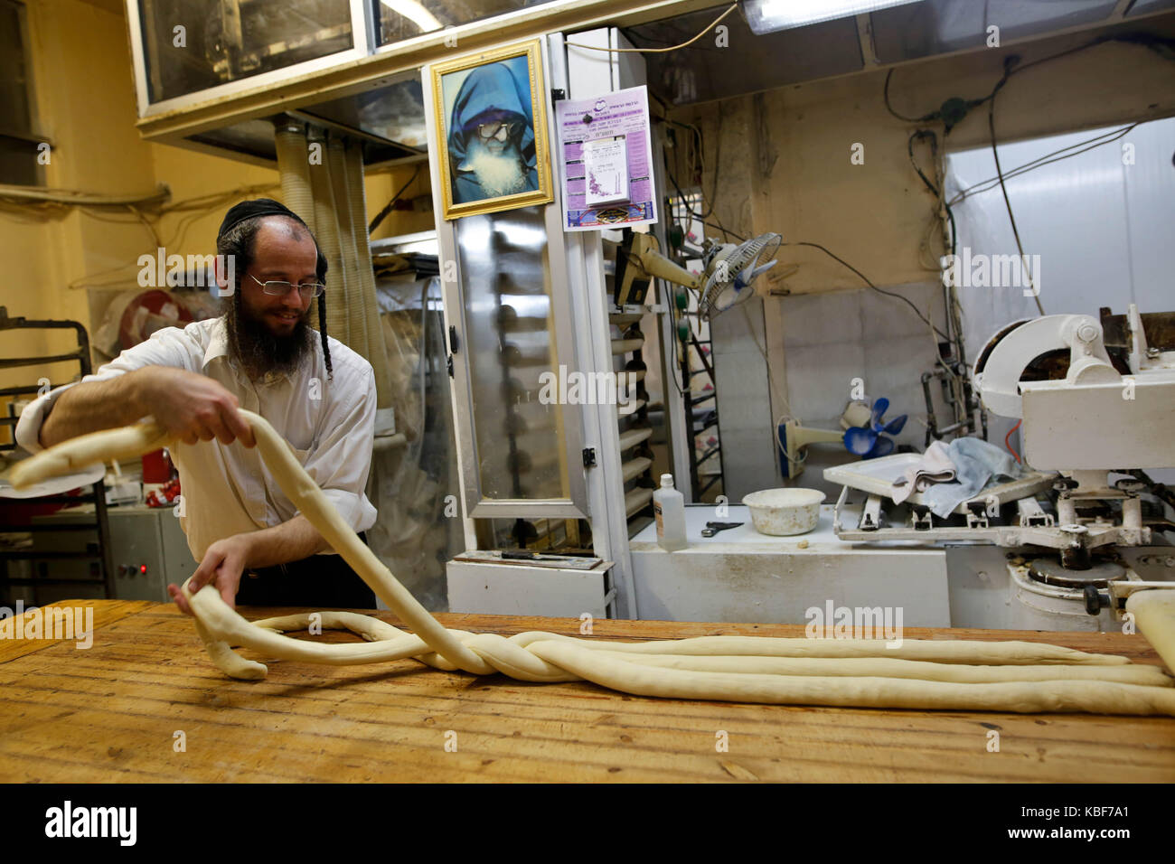 (170929) -- rechovot, sept. 29, 2017 (Xinhua) -- un homme juif ultra-orthodoxe fait cuire une hallah (pain juif) en préparation pour Yom Kippour, le jour du grand pardon juif et le jour le plus saint du calendrier juif à rechovot, Israël, sur sept. 28, 2017. (Xinhua / gil cohen magen) (ZW) Banque D'Images