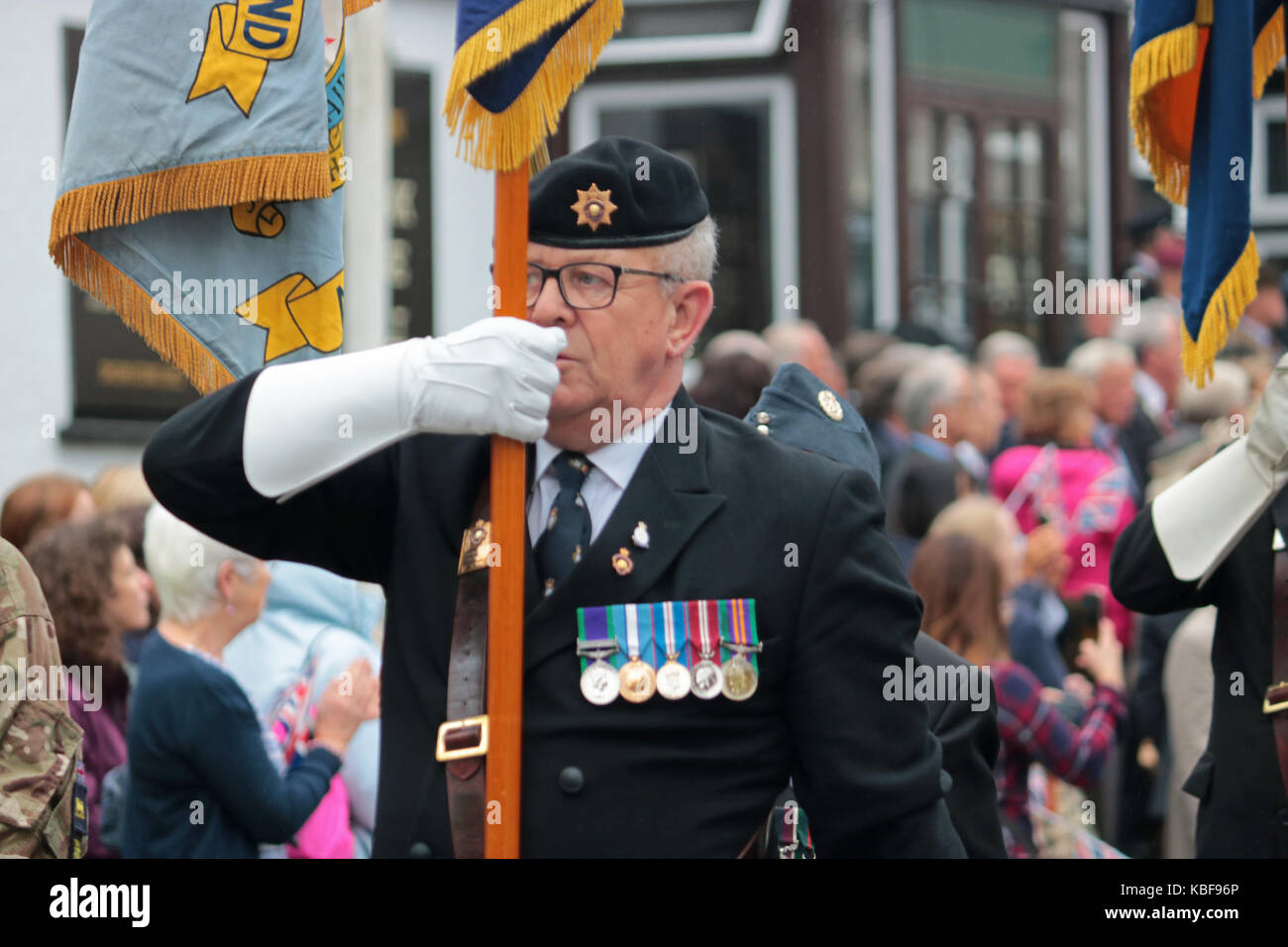 Dorking, Surrey, UK. Sep 29, 2017. Le personnel militaire marche dans le centre-ville de Dorking pour la parade d'Adieu Cour Headley saluer la comtesse de Wessex, qui ont assisté au service revoir à Headley Cour Défense médical Centre de réadaptation (DMRC). Une nouvelle installation est ouvert dans Loughborough en 2018. Credit : Julia Gavin/Alamy Live News Banque D'Images