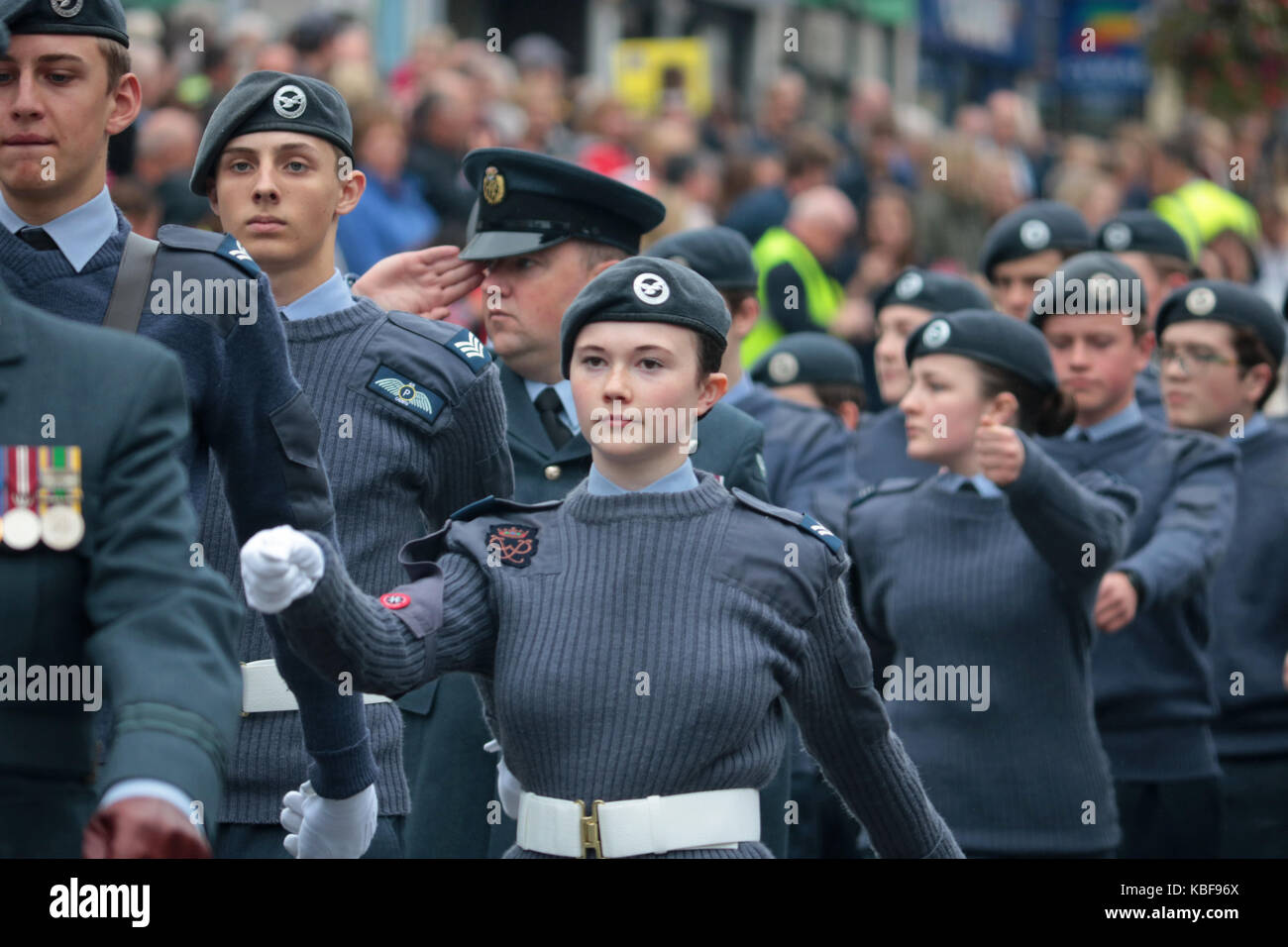 Dorking, Surrey, UK. Sep 29, 2017. Le personnel militaire et les cadets marche dans le centre-ville de Dorking pour la parade d'Adieu Cour Headley saluer la comtesse de Wessex, qui ont assisté au service revoir à Headley Cour Défense médical Centre de réadaptation (DMRC). Une nouvelle installation est ouvert dans Loughborough en 2018. Credit : Julia Gavin/Alamy Live News Banque D'Images