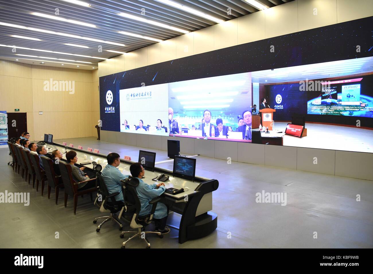 (170929) -- hefei, sept. 29, 2017 (Xinhua) -- assistent à la cérémonie d'ouverture de la jing-hu, ou beijing-shanghai, trunk line, à l'université des sciences et technologies de Chine à hefei, Chine de l'est l'Anhui province, sept. 29, 2017. a 2 000 km de ligne de communication quantique a été ouverte entre Beijing et Shanghai vendredi. la ligne est la première ligne pour la sécurité des télécommunications quantiques. Connu sous le nom de jing-hu, ou beijing-shanghai, trunk line, elle relie Beijing, Shanghai, Tianjin et Shanghai. La ligne est connectée à la première chaînes quantiques, qui a été lancé par la Chine en au Banque D'Images