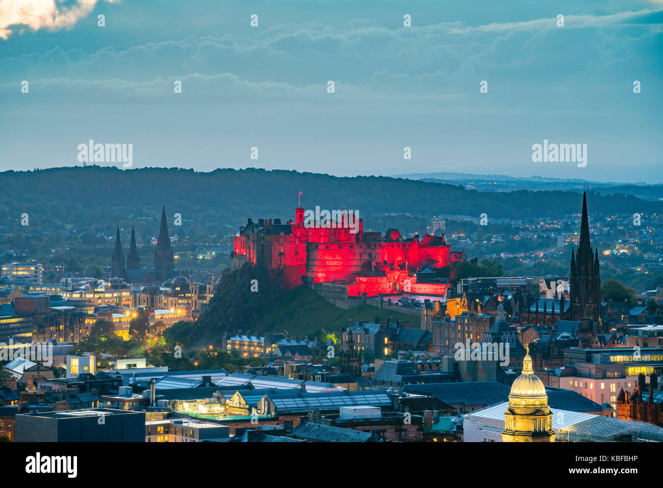 Edinburgh, Royaume-Uni. 29 sep, 2017. Royaume-Uni. Le château d'Édimbourg est éclairé d'une couleur rouge vif dans la soirée. crédit : iain masterton/Alamy live news Banque D'Images