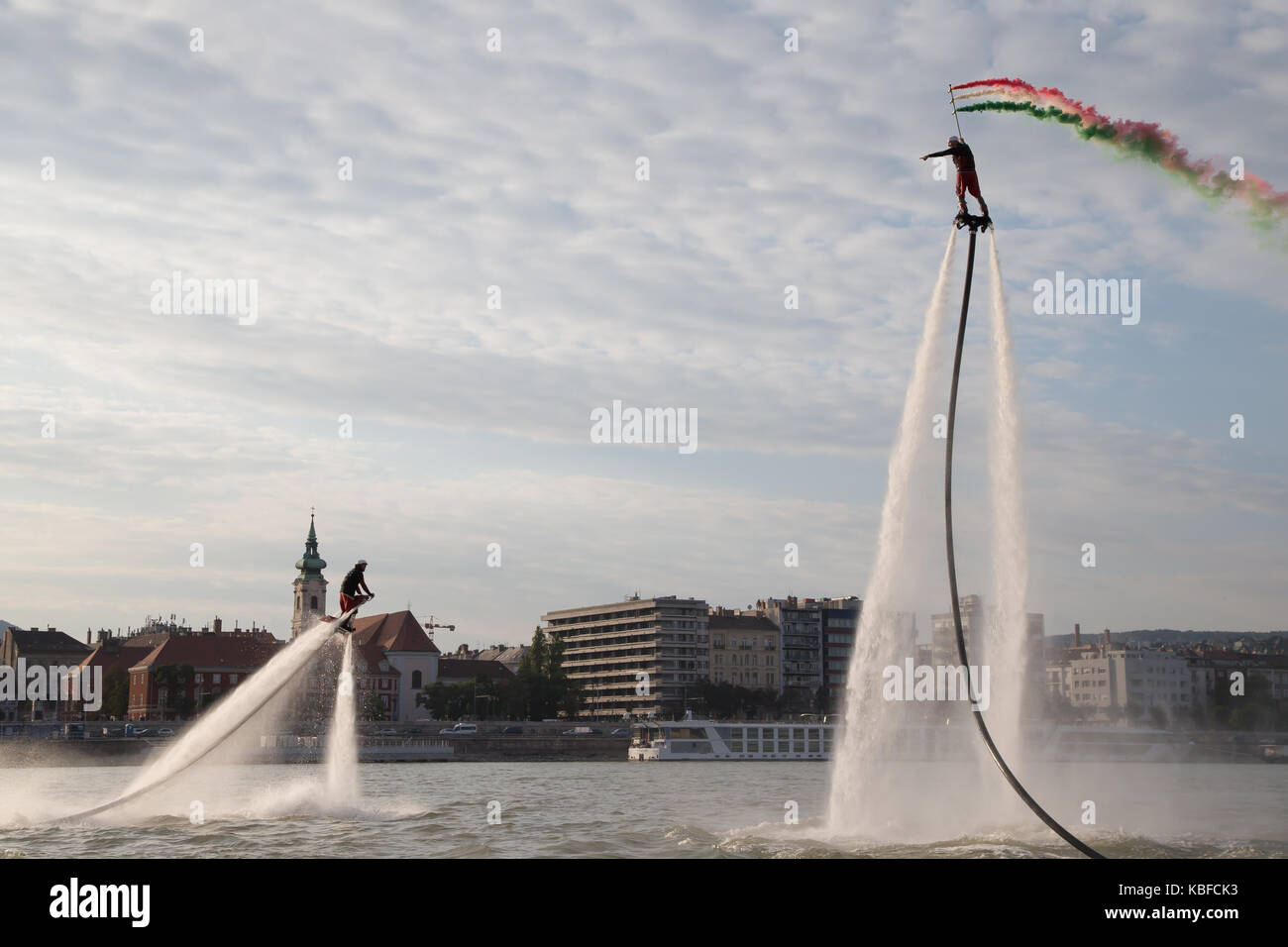 Budapest, Hongrie. 29 sep, 2017. flyboard riders effectuer avec de l'eau-flyboards propulsées sur le Danube à Budapest, Hongrie sur sept. 29, 2017. crédit : attila volgyi/Xinhua/Alamy live news Banque D'Images