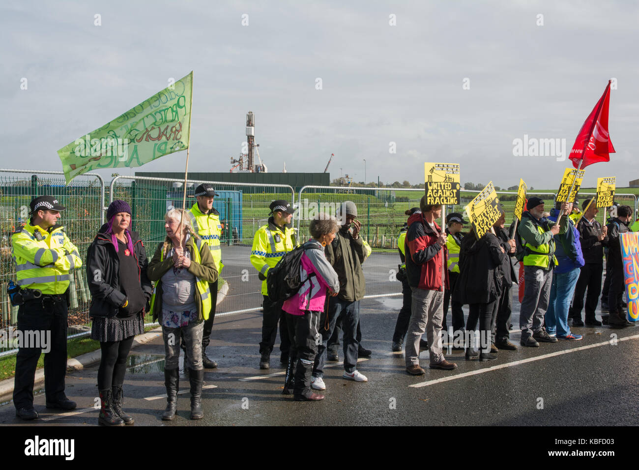 Protestation contre la fracturation hydraulique, peu d'hôtel Lutetia, nr blackpool, Lancashire, Royaume-Uni. 29 septembre 2017. protester contre la fracturation au Preston New Road site exploité par cuadrilla. aux côtés de sections locales ont été des militants du Manchester, syndicalistes, en Irlande du Nord, et par un groupe de quakers. militant était également présent et Farmer John toothill, qui permet à l'érable à proximité ferme pour être utilisé par les militants anti fracturation hydraulique. crédit : Steve bell/Alamy live news. Banque D'Images