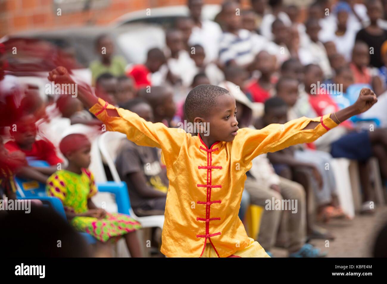 Kigali, Rwanda. 29 sep, 2017. un garçon rwandais effectue les arts martiaux dans la communauté de secteur de Nyamirambo à Kigali, Rwanda, sur sept. 29, 2017. L'Institut Confucius à l'Université du Rwanda-college of education (ciur-ec) en collaboration avec les clubs de wushu rwandais le vendredi a arts martiaux chinois wushu pour les résidents d'une communauté dans la capitale Kigali. crédit : Gabriel dusabe/Xinhua/Alamy live news Banque D'Images