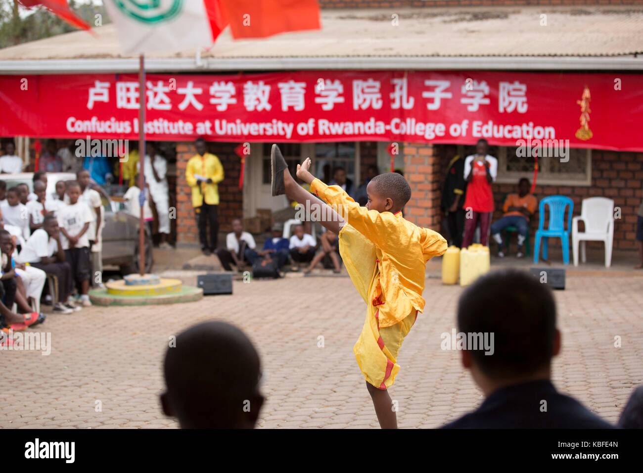 Kigali, Rwanda. Sep 29, 2017. Un garçon rwandais effectue les arts martiaux dans la communauté de secteur de Nyamirambo à Kigali, Rwanda, 29 Septembre, 2017. L'Institut Confucius à l'Université d'Rwanda-College d'éducation (CIUR-EC) en collaboration avec les clubs de Wushu rwandais le vendredi a arts martiaux chinois wushu pour les résidents d'une communauté dans la capitale Kigali. Crédit : Gabriel Dusabe/Xinhua/Alamy Live News Banque D'Images
