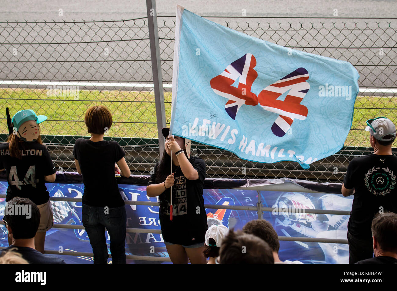 Kuala Lumpur, Malaisie. 29 septembre, 2017. Les 2017 grand prix de Malaisie de Formule 1 course finale dernier à Kuala Lumpur, Malaisie. f1 mercedes Lewis Hamilton fans montrent leur soutien. © Danny chan/Alamy live news. Banque D'Images