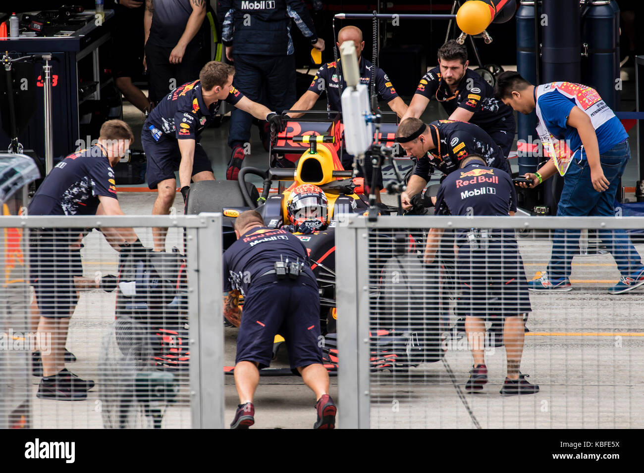 Kuala Lumpur, Malaisie. 29 septembre, 2017. Les 2017 grand prix de Malaisie de Formule 1 course finale dernier à Kuala Lumpur, Malaisie. red bull max verstappen pit après son libre exercice. © Danny chan/Alamy live news. Banque D'Images