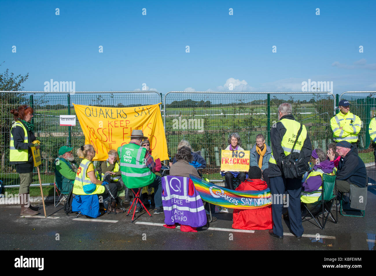 Protestation contre la fracturation hydraulique, peu d'hôtel Lutetia, nr blackpool, Lancashire, Royaume-Uni. 29 septembre 2017. protester contre la fracturation au Preston New Road site exploité par cuadrilla. aux côtés de sections locales ont été des militants du Manchester, syndicalistes, en Irlande du Nord, et par un groupe de quakers. militant était également présent et Farmer John toothill, qui permet à l'érable à proximité ferme pour être utilisé par les militants anti fracturation hydraulique. crédit : Steve bell/Alamy live news. Banque D'Images