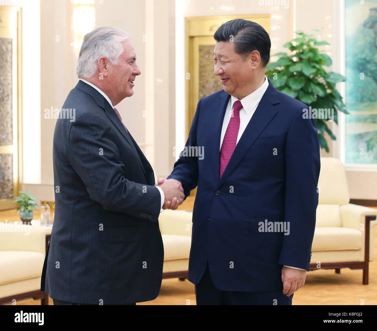 Beijing, Chine. Sep 30, 2017. Le président chinois Xi Jinping (r) se réunit avec les visites du secrétaire d'État des États-Unis, Rex Tillerson à Beijing, capitale de la Chine, sept. 30, 2017. crédit : yao dawei/Xinhua/Alamy live news Banque D'Images