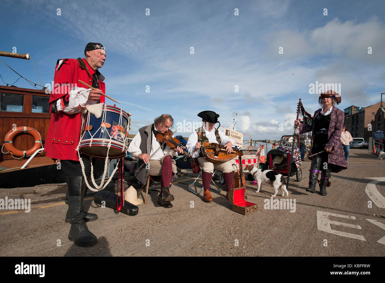 Musiciens historiques 'Hurdy Gurdy-Salmagundi' jouant sur le quai de Wells au Wells Pirate Festival. Banque D'Images