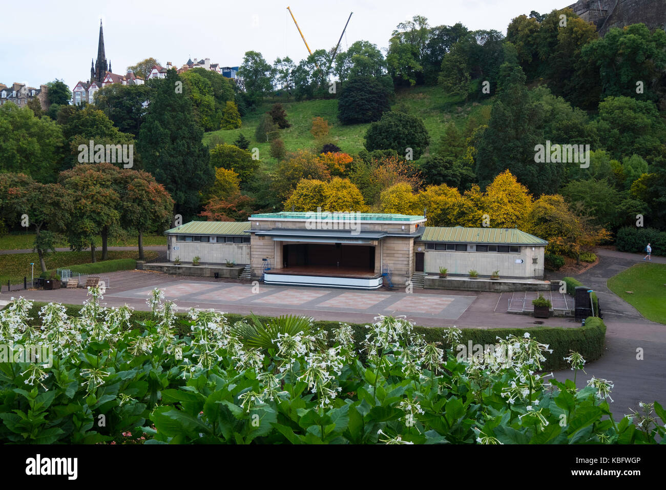 Vue sur le vieux théâtre Ross ou le kiosque à musique dans les jardins de la rue des prix. Un nouveau kiosque est prévu pour le remplacer, Edimbourg, Ecosse. Banque D'Images